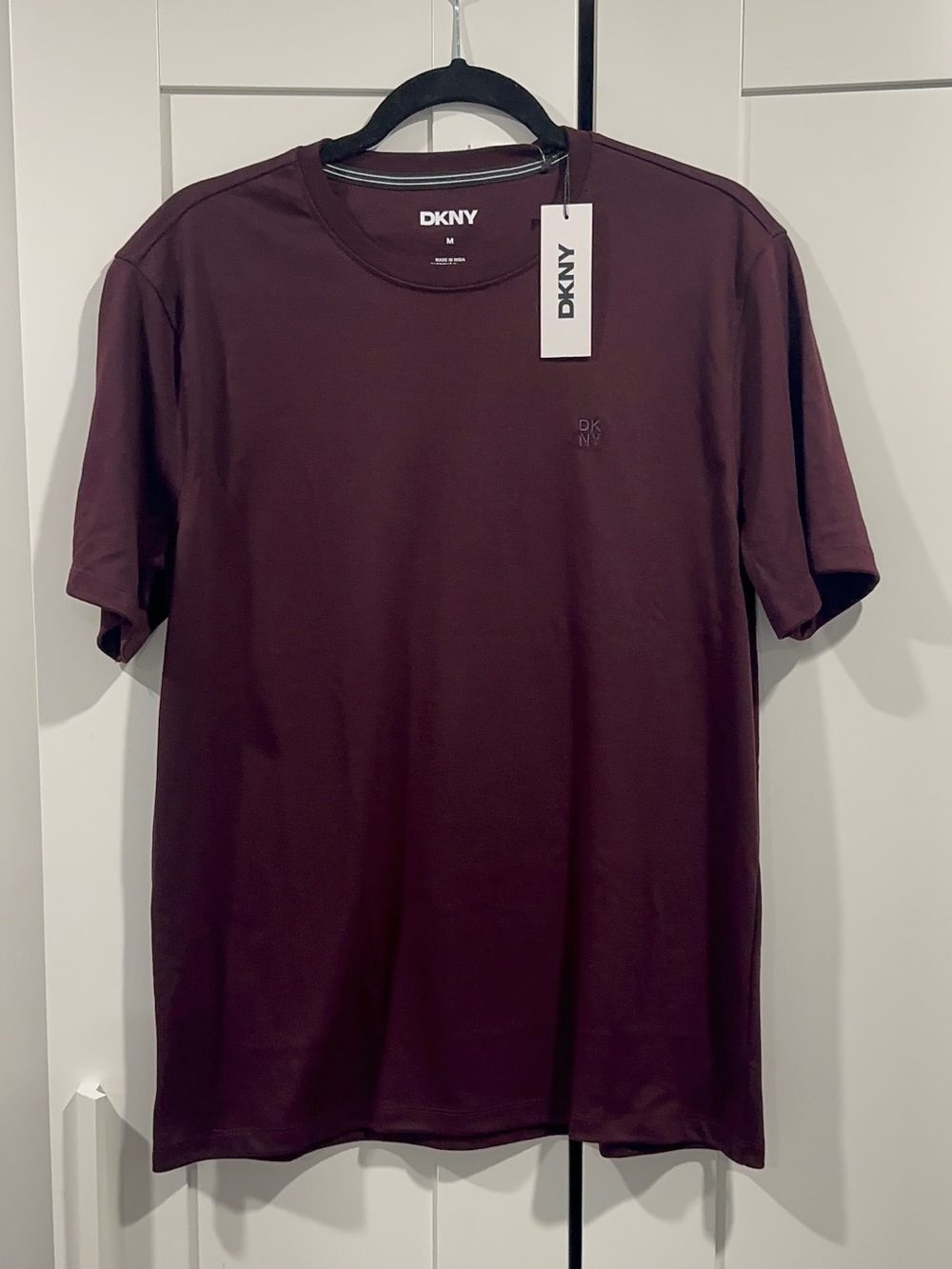 DKNY Men Short Sleeve Crew Tee in Burgundy